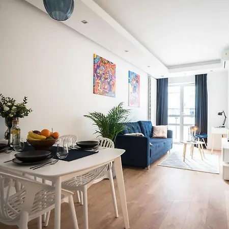 Appartement Oomph Luxurious Air-conditioned With Balcony