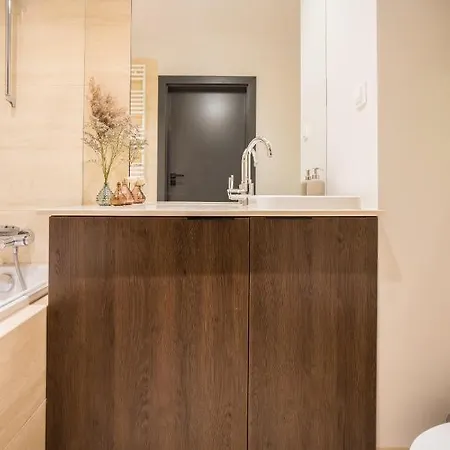 Oomph Luxurious Air-conditioned With Balcony Apartamento *