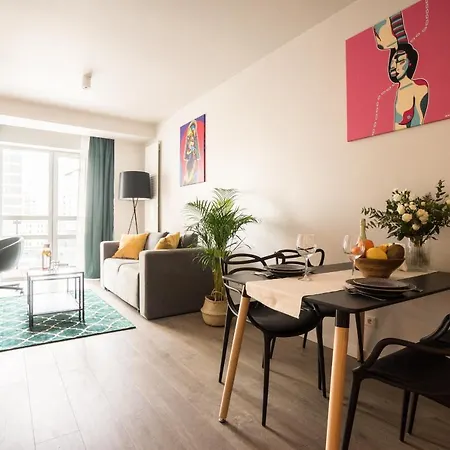 Oomph Luxurious Air-conditioned With Balcony * Varsóvia
