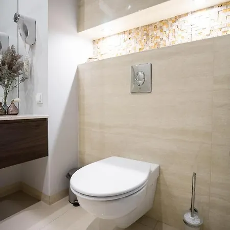 Oomph Luxurious Air-conditioned With Balcony Apartment Warsaw