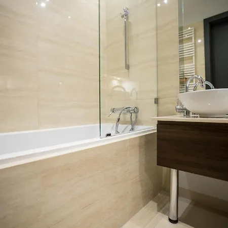 Oomph Luxurious Air-conditioned With Balcony Appartement