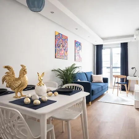 Oomph Luxurious Air-conditioned With Balcony Apartment *