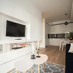 アパート Oomph Luxurious Air-conditioned With Balcony