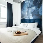 Oomph Luxurious Air-conditioned With Balcony * ワルシャワ