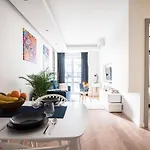 Oomph Luxurious Air-conditioned With Balcony * ワルシャワ