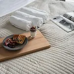 Oomph Luxurious Air-conditioned With Balcony * ワルシャワ