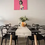 Oomph Luxurious Air-conditioned With Balcony ワルシャワ