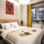 Oomph Luxurious Air-conditioned With Balcony ワルシャワ