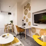 Oomph Luxurious Air-conditioned With Balcony アパート