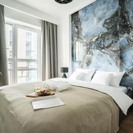 Apartman Oomph Luxurious Air-conditioned With Balcony *
