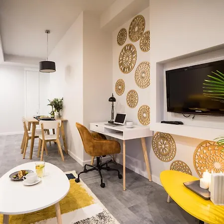 Oomph Luxurious Air-conditioned With Balcony Apartamento